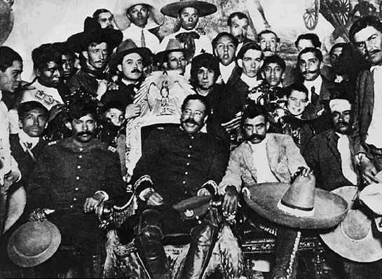 Francisco Villa y Emiliano Zapata dentro del Palacio Nacional, en 1914