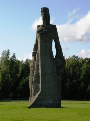 Escultura de la madre protegiendo a sus hijos