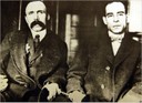 BARTOLOMEO VANZETTI (1888-1927) Y FERDINANDO NICOLA SACCO (1891-1927) (a la derecha)