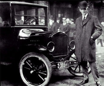 HENRY FORD (1863-1947) JUNTO AL FORD T.