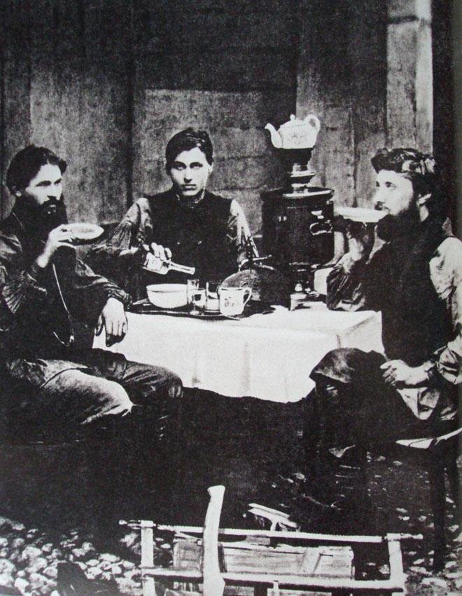 Obreros en una taverna en Moscú hacia 1900