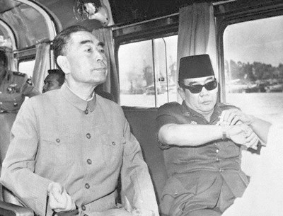 CHOU EN LAI Y SUKARNO 