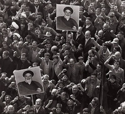 MANIFESTANTES IRANÍES PORTANDO CARTELES CON LA FIGURA DE JOMEINI