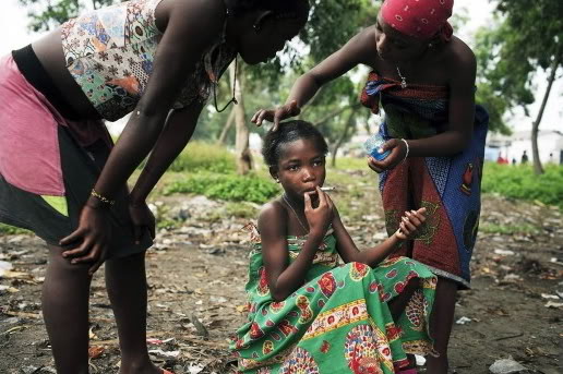 ESTHER, UNA NIÑA “TRABAJADORA SEXUAL”, CON SUS HERMANAS EN KINSHASA, REPÚBLICA DEMOCRÁTICA DEL CONGO